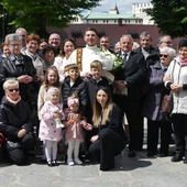 Nowi diakoni AD 2025 z najbliższymi przed konkatedrą w Żywcu