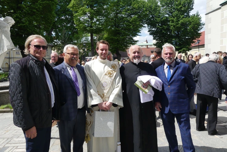 Po liturgii nowi diakoni odbierali życzenia od najbliższych, przyjaciół i wiernych wielu parafii.