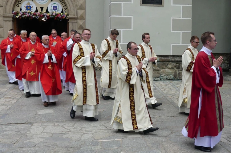 Nowi diakoni bielsko-żywieccy po uroczystości w żywieckiej konkatedrze Narodzenia NMP.
