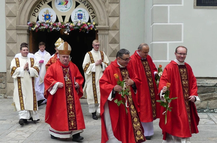 Biskupi i przełożeni z seminarium z nowymi diakonami po uroczystości w żywieckiej konkatedrze Narodzenia NMP.