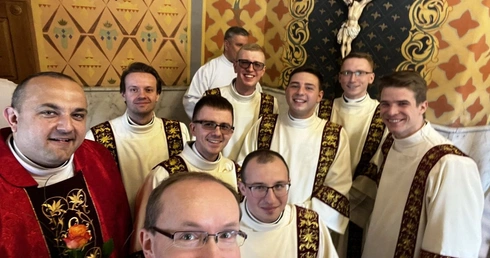 Nowi diakoni z ks. rektorem Jackiem Moskalem i ojcem duchownym ks. Bogusławem Kastelikiem.