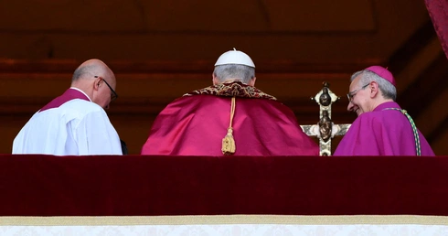 Imię i znamię. Pierwsza decyzja papieża