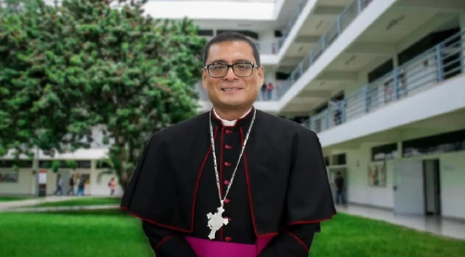 Biskup Edinson Farfán Córdova