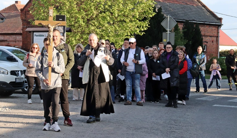 I Nocna Pielgrzymka Śladami Kapliczek w parafii w Powidzku