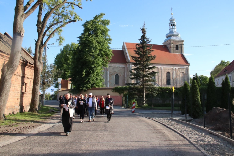 I Nocna Pielgrzymka Śladami Kapliczek w parafii w Powidzku