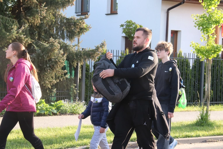 I Nocna Pielgrzymka Śladami Kapliczek w parafii w Powidzku