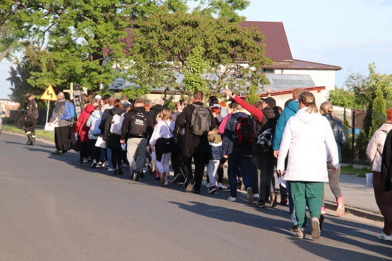 I Nocna Pielgrzymka Śladami Kapliczek w parafii w Powidzku