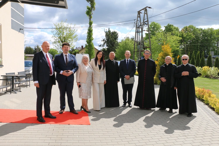 Stara Wrona. Msza św. i poświęcenie figury Matki Bożej z Zakładzie Opiekuńczo-Leczniczym