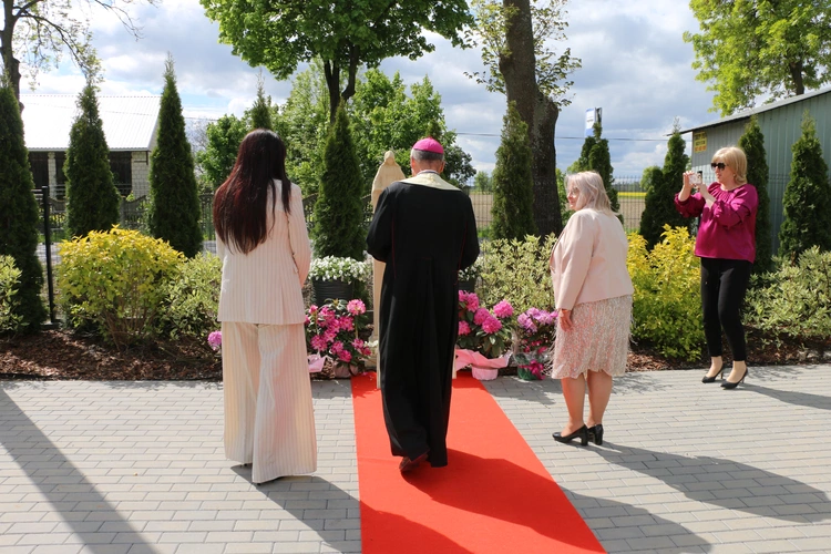 Stara Wrona. Msza św. i poświęcenie figury Matki Bożej z Zakładzie Opiekuńczo-Leczniczym