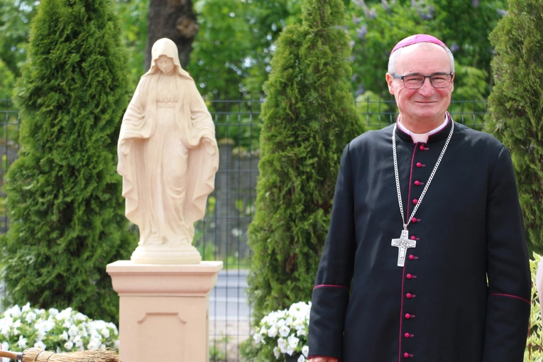 Stara Wrona. Msza św. i poświęcenie figury Matki Bożej z Zakładzie Opiekuńczo-Leczniczym