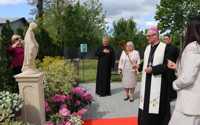 Stara Wrona. Msza św. i poświęcenie figury Matki Bożej z Zakładzie Opiekuńczo-Leczniczym