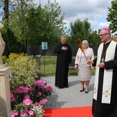 Stara Wrona. Msza św. i poświęcenie figury Matki Bożej z Zakładzie Opiekuńczo-Leczniczym