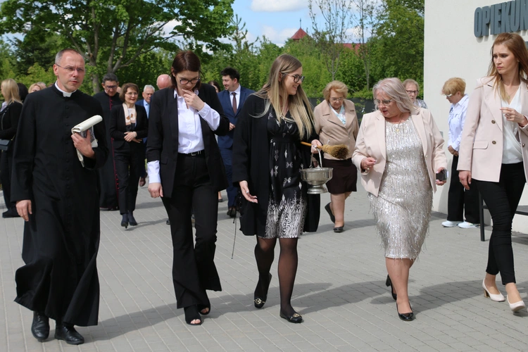 Stara Wrona. Msza św. i poświęcenie figury Matki Bożej z Zakładzie Opiekuńczo-Leczniczym