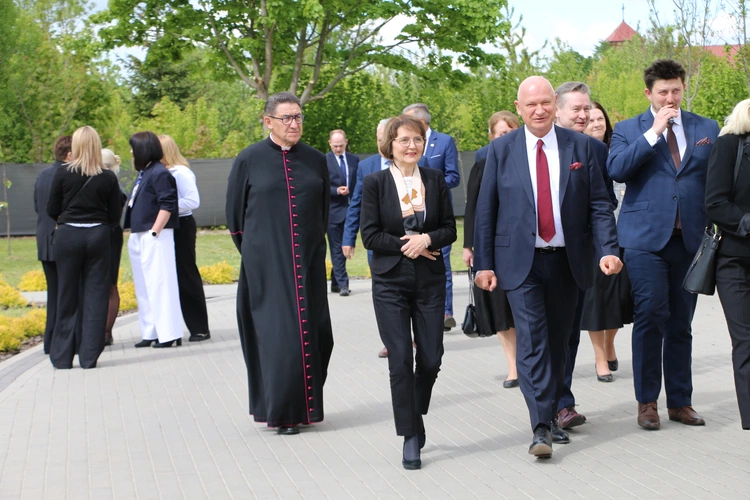 Stara Wrona. Msza św. i poświęcenie figury Matki Bożej z Zakładzie Opiekuńczo-Leczniczym