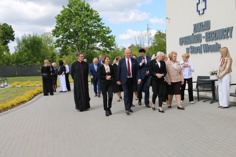 Stara Wrona. Msza św. i poświęcenie figury Matki Bożej z Zakładzie Opiekuńczo-Leczniczym