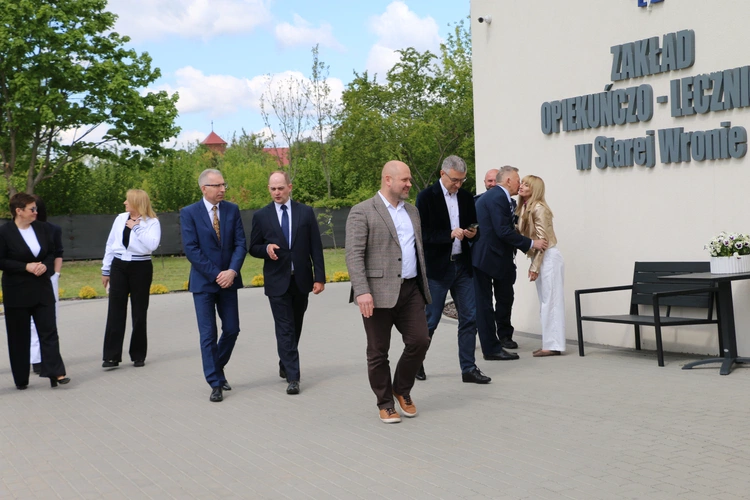 Stara Wrona. Msza św. i poświęcenie figury Matki Bożej z Zakładzie Opiekuńczo-Leczniczym