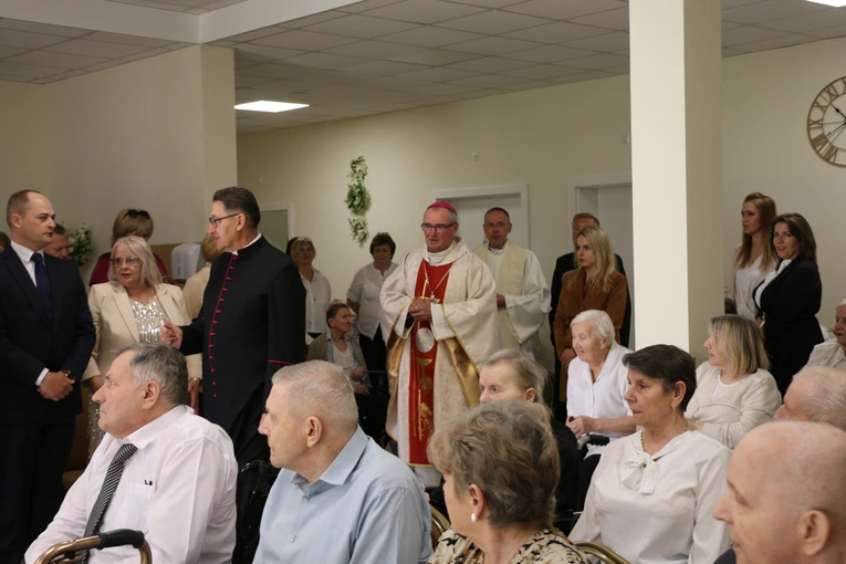 Stara Wrona. Msza św. i poświęcenie figury Matki Bożej z Zakładzie Opiekuńczo-Leczniczym