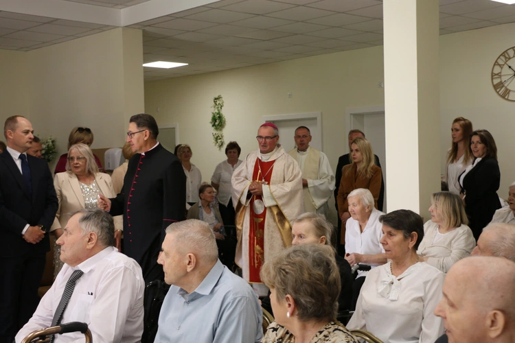 Stara Wrona. Msza św. i poświęcenie figury Matki Bożej z Zakładzie Opiekuńczo-Leczniczym