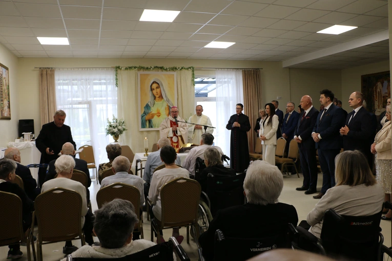 Stara Wrona. Msza św. i poświęcenie figury Matki Bożej z Zakładzie Opiekuńczo-Leczniczym