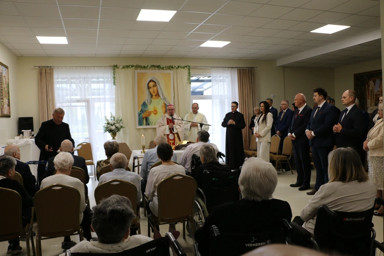 Stara Wrona. Msza św. i poświęcenie figury Matki Bożej z Zakładzie Opiekuńczo-Leczniczym
