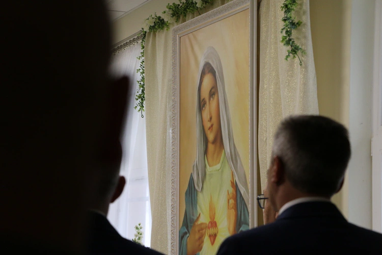 Stara Wrona. Msza św. i poświęcenie figury Matki Bożej z Zakładzie Opiekuńczo-Leczniczym