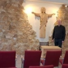 Ks. Jacek Wieczorek w jednej z wyremontowanych sal.