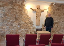 Ks. Jacek Wieczorek w jednej z wyremontowanych sal.
