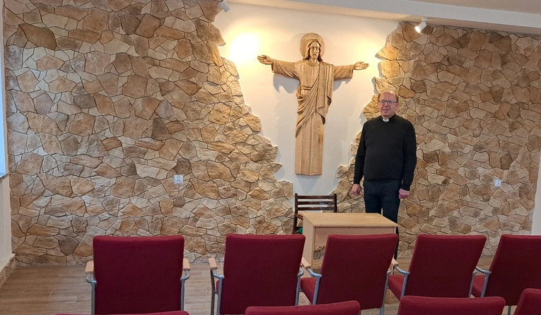 Ks. Jacek Wieczorek w jednej z wyremontowanych sal.
