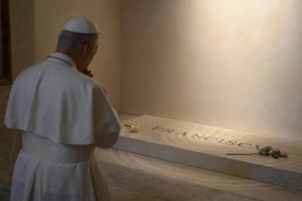 Leon XIV modlił się przy grobie papieża Franciszka