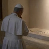 Leon XIV modlił się przy grobie papieża Franciszka