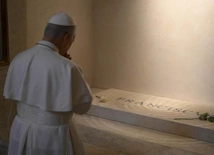 Leon XIV modlił się przy grobie papieża Franciszka