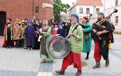 Orszak przeszedł od fary na Rynek.