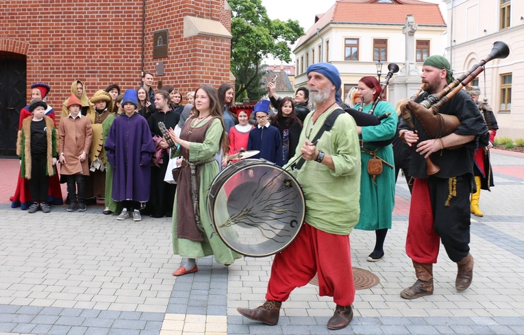 Orszak przeszedł od fary na Rynek.