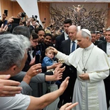 Papież z dziennikarzami 