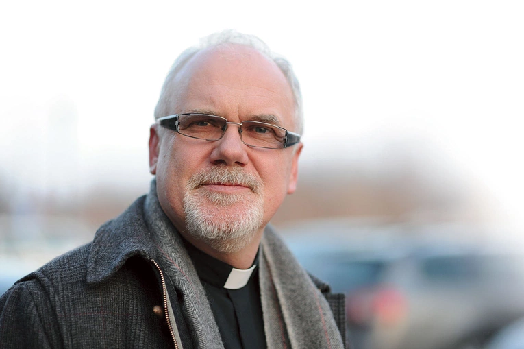 Wiesław Dawidowski OSA, ur. 1964, augustianin, doktor teologii fundamentalnej. Od 2004 r. rektor anglojęzycznego duszpasterstwa w Warszawie. W latach 2009–2013 był współprzewodniczącym Polskiej Rady Chrześcijan i Żydów. Od 2012 r. do 2021 przełożony prowincjalny polskich augustianów. 