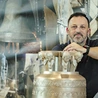Grzegorz Klyszcz Zawodowo zajmuje się zawieszeniem i napędem dzwonów. Szef firmy „Rduch bells & clocks” z Rydułtów, współwykonawca największego kołysanego dzwonu świata, 55-tonowego „Vox Patris”, który w marcu został wysłany z Polski do Brazylii.