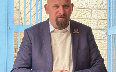 Anton Asfar Palestyńczyk. Od 2022 roku sekretarz generalny Caritas Jerusalem. Ekspert w dziedzinie przedsiębiorczości społecznej i działacz na rzecz praw człowieka.
