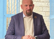 Anton Asfar Palestyńczyk. Od 2022 roku sekretarz generalny Caritas Jerusalem. Ekspert w dziedzinie przedsiębiorczości społecznej i działacz na rzecz praw człowieka.