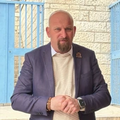 Anton Asfar Palestyńczyk. Od 2022 roku sekretarz generalny Caritas Jerusalem. Ekspert w dziedzinie przedsiębiorczości społecznej i działacz na rzecz praw człowieka.