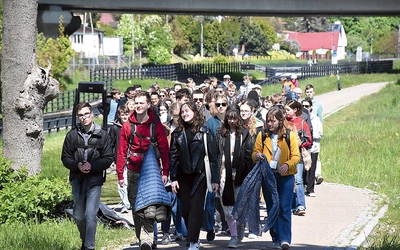Piesza pielgrzymka młodzieży na archidiecezjalne uroczystości odpustowe. 