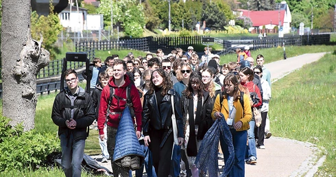 Piesza pielgrzymka młodzieży na archidiecezjalne uroczystości odpustowe. 