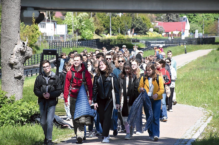 Piesza pielgrzymka młodzieży na archidiecezjalne uroczystości odpustowe. 