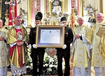 Przy górnikach trzymających dekret – z lewej, obok bp. Romana Pindla, ks. prał. Stanisław Morawa, a z prawej ks. kustosz Dariusz Byrski i ks. prał. Stanisław Czernik.