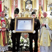 Przy górnikach trzymających dekret – z lewej, obok bp. Romana Pindla, ks. prał. Stanisław Morawa, a z prawej ks. kustosz Dariusz Byrski i ks. prał. Stanisław Czernik.
