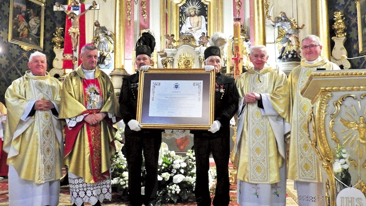 Przy górnikach trzymających dekret – z lewej, obok bp. Romana Pindla, ks. prał. Stanisław Morawa, a z prawej ks. kustosz Dariusz Byrski i ks. prał. Stanisław Czernik.