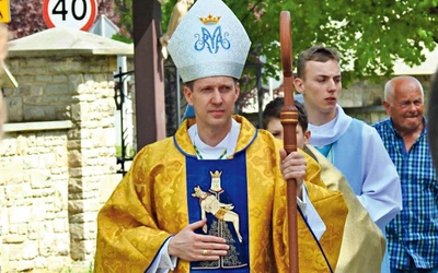 Hałcnowianin podczas swoich biskupich prymicji w rodzinnej parafii.