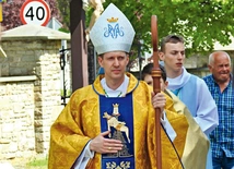 Hałcnowianin podczas swoich biskupich prymicji w rodzinnej parafii.