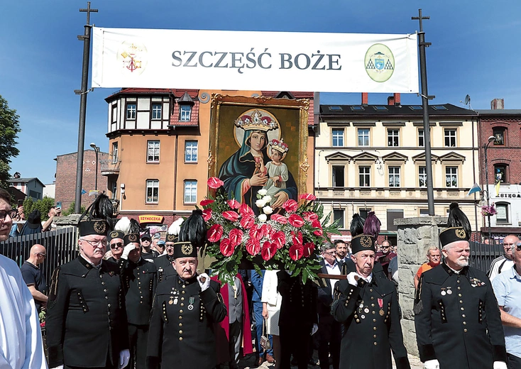Wśród pątników można zauważyć przedstawicieli różnych grup społecznych i zawodowych.