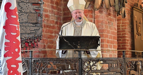 Kaznodzieja przypominał, że praca ma różne aspekty.