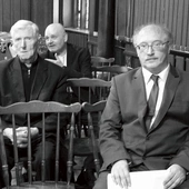 Jacek Okoń podczas wernisażu jego wystawy „Szczęść Boże! Pobożność górników śląskich” w Muzeum Górnictwa Węglowego; z lewej ks. inf. Paweł Pyrchała.